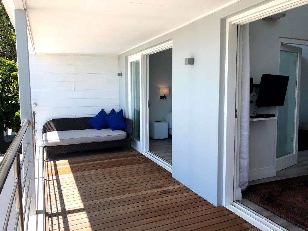 Апартаменты Camps Bay Loft With Stunning Mountain And Ocean Views Кейптаун Экстерьер фото