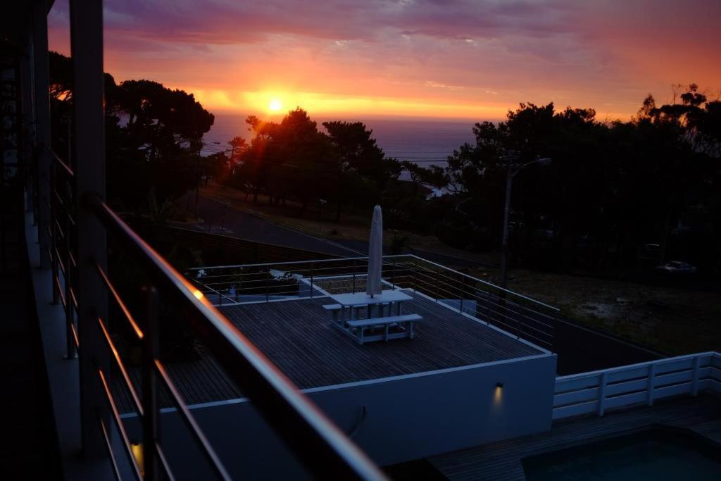 Апартаменты Camps Bay Loft With Stunning Mountain And Ocean Views Кейптаун Экстерьер фото